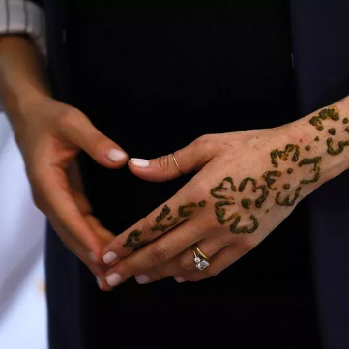 Meghan Markle ganha tatuagem de henna em visita ao Marrocos