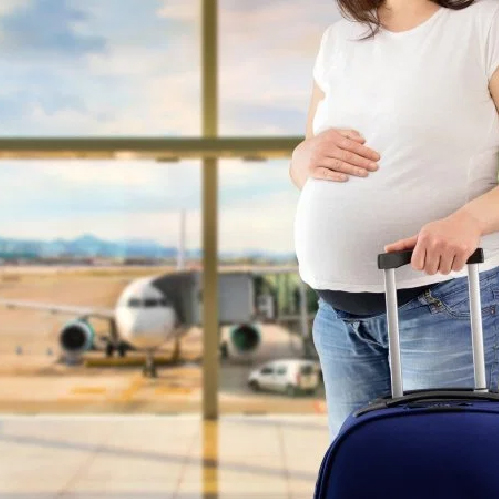 Passageira dá à luz em avião; quais os riscos de viajar grávida?