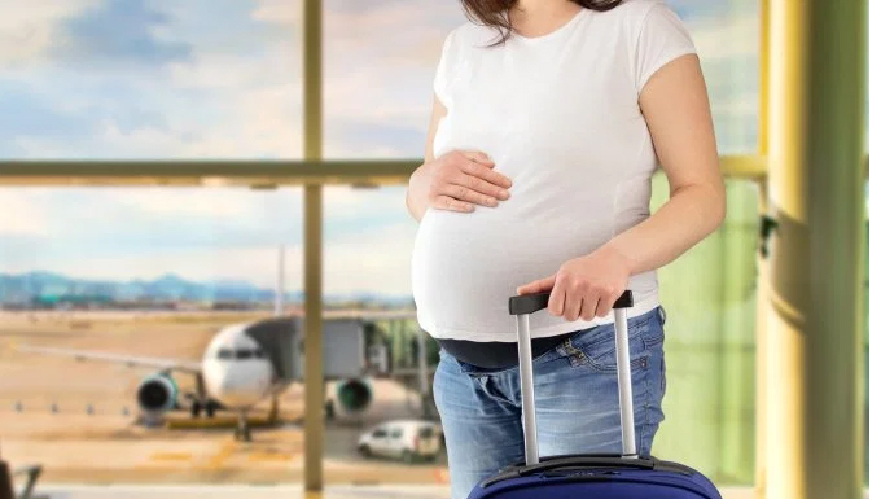 Passageira dá à luz em avião; quais os riscos de viajar grávida?
